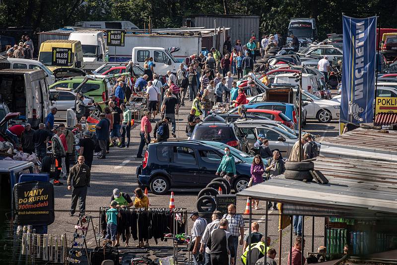 Autoburza na Místecké ulici v Ostravě, 12. července 2020. Ilustrační foto.