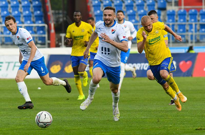 Fotbalisté Baníku Ostrava odehráli v sobotu 15. května 2021 utkání 32. ligového kola se Zlínem. Domácí útočník Tomáš Zajíc pádí na branku Fastavu.
