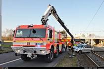 Profesionální hasiči z Ostravy-Zábřehu vyprošťovali v pondělí 28. března ráno osobní automobil Škoda Superb, který po nehodě se Škodou Fabia skončil v tramvajovém kolejišti u zastávky Sport Aréna.
