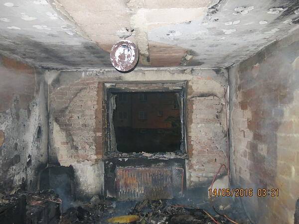 Devět lidí muselo být v noci evakuováno kvůli požáru v bytě v přízemí čtyřpodlažního domu v Ostravě-Zábřehu.