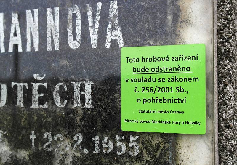 Nálepky upozorňující na opuštěný hrob jsou na pohřebišti v Mariánských Horách doslova všude, kam se jen člověk podívá.