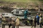 Nácvik jízdy tanku T-34, který bude hlavním lákadlem rekonstrukcí bojů u Sýkorova mostu v rámci sedmdesátých oslav osvobození.