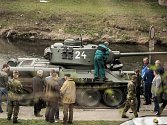 Nácvik jízdy tanku T-34, který bude hlavním lákadlem rekonstrukcí bojů u Sýkorova mostu v rámci sedmdesátých oslav osvobození.