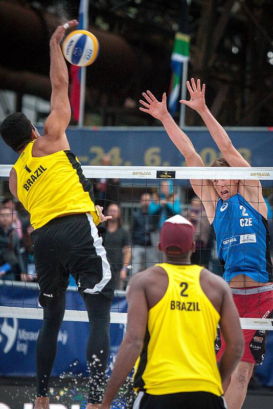 Turnaj Světového okruhu v plážovém volejbalu - zápasy play off, 23. června 2018 v Ostravě. Na snímku (zleva) Viktor Felipe, Evandro Oliveira Junior a David Schweiner.