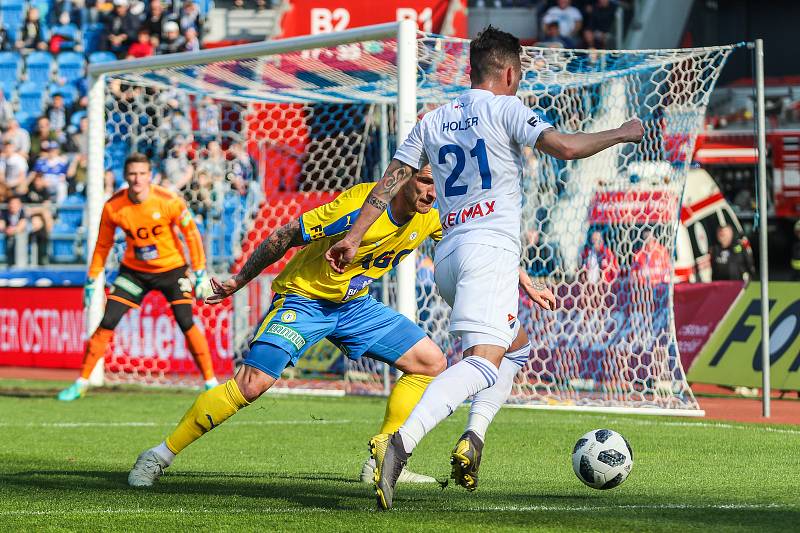 Utkání 27. kola první fotbalové ligy: FC Baník Ostrava - FK Teplice, 7. dubna 2019 v Ostravě. Na snímku (zleva) Pavel Čmovš, Daniel Holzer.