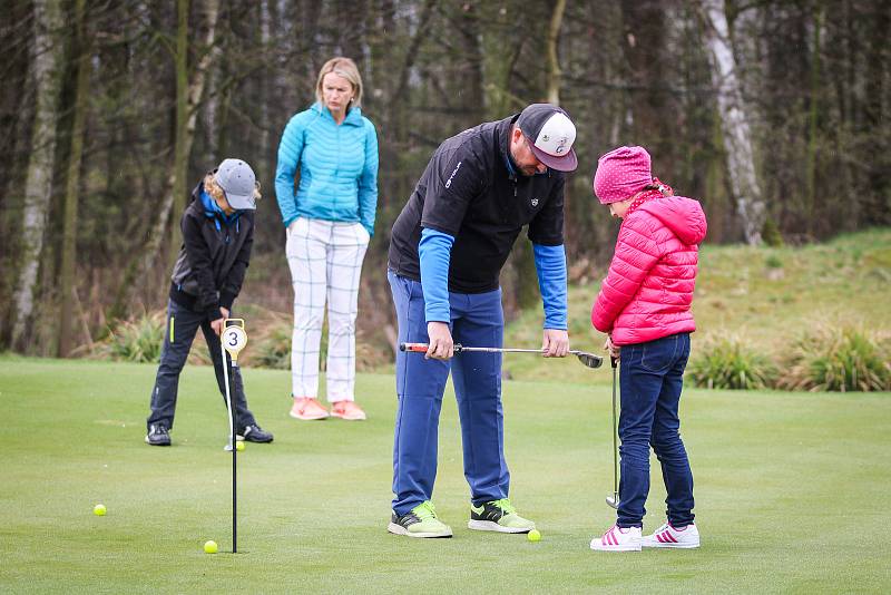 Zahájení golfové sezóny v Golf Park Lhotka.