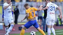 Utkání 29. kola první fotbalové ligy: FC Baník Ostrava - Slezský fotbalový klub Opava, 21. dubna 2019 v Ostravě. Na snímku (zleva) Václav Procházka, Matěj Hrabina a Ondřej Šašinka.