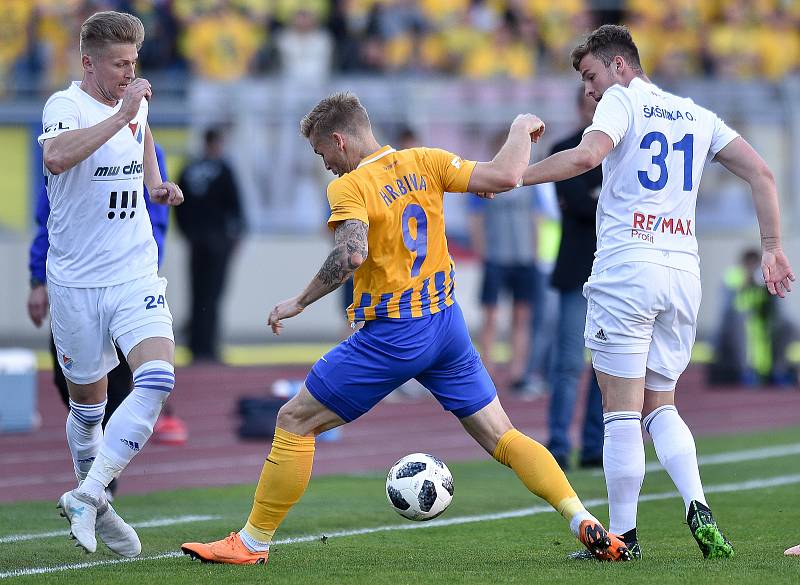 Utkání 29. kola první fotbalové ligy: FC Baník Ostrava - Slezský fotbalový klub Opava, 21. dubna 2019 v Ostravě. Na snímku (zleva) Václav Procházka, Matěj Hrabina a Ondřej Šašinka.