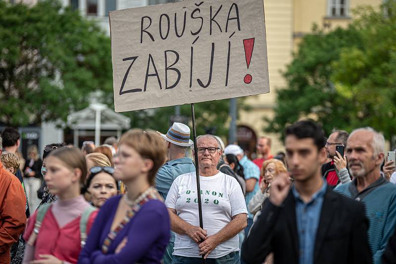 Lidé se sešli na demonstraci NE diktatuře roušek!, kterou uspořádala iniciativa Myšlením ke svobodě, 31. srpna 2020 v Ostravě na Masarykově náměstí.