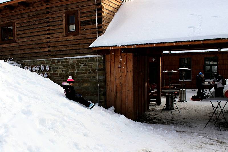 Na Pustevny zamířily v sobotu 9. ledna stovky turistů a desítky běžkařů.