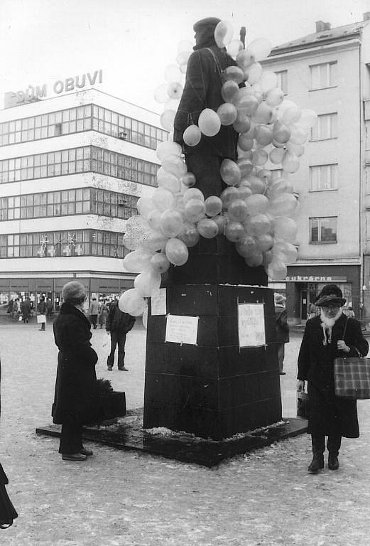 Archivní snímky z revolučních událostí listopadu 1989.