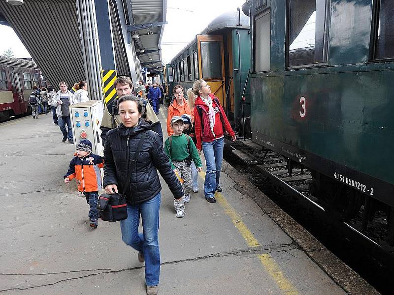 České dráhy vypravili v sobotu ráno do Čeladné historický parní vláček. Vlak vyjížděl v 8.50 hodin z Ostravy.