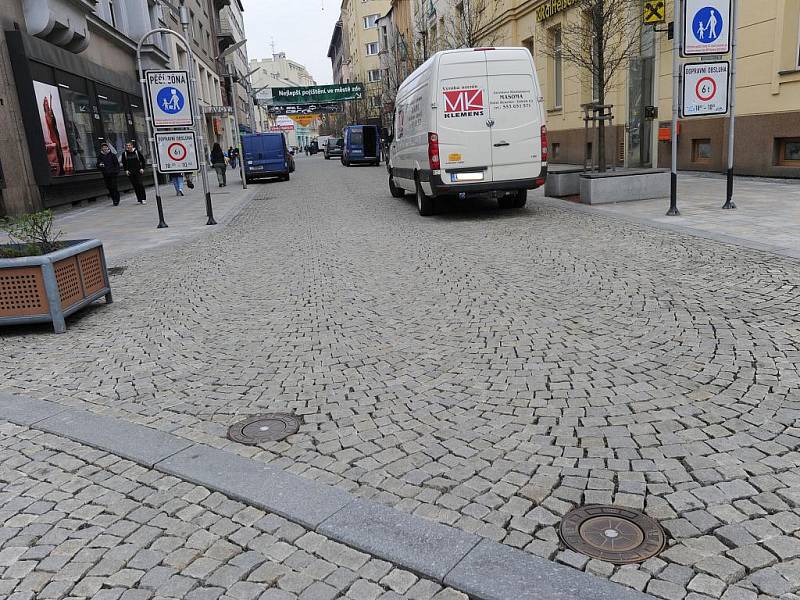 Řidiči si musejí zvyknout na to, že do pěší zóny v centru města se mezi desátou a osmnáctou hodinou nedostanou.