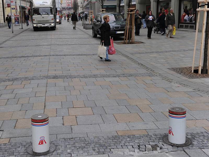 Řidiči si musejí zvyknout na to, že do pěší zóny v centru města se mezi desátou a osmnáctou hodinou nedostanou.