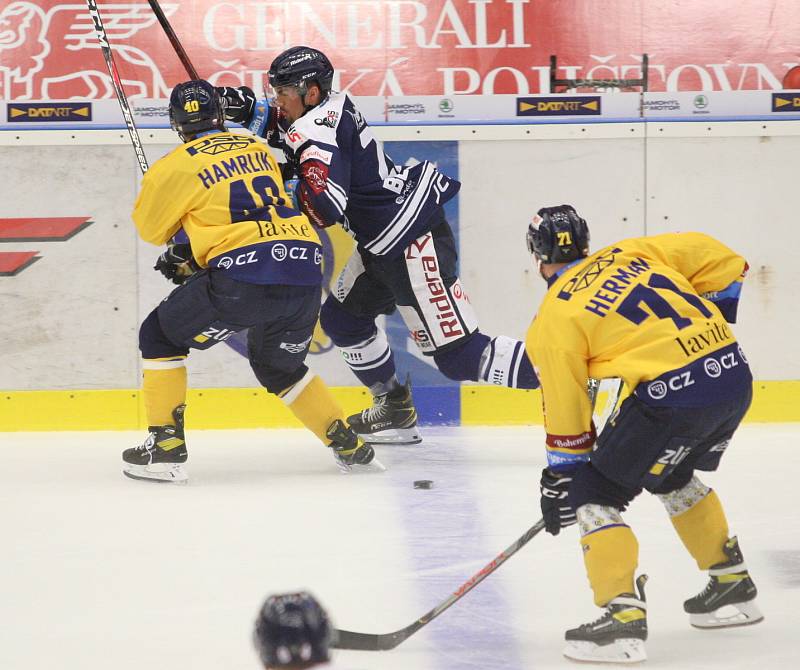 Hokejisté PSG Berani Zlín (ve žlutém) v úvodním zápase Generali Česká cup skupiny D v úterý vyzvali na svém ledě Vítkovice.