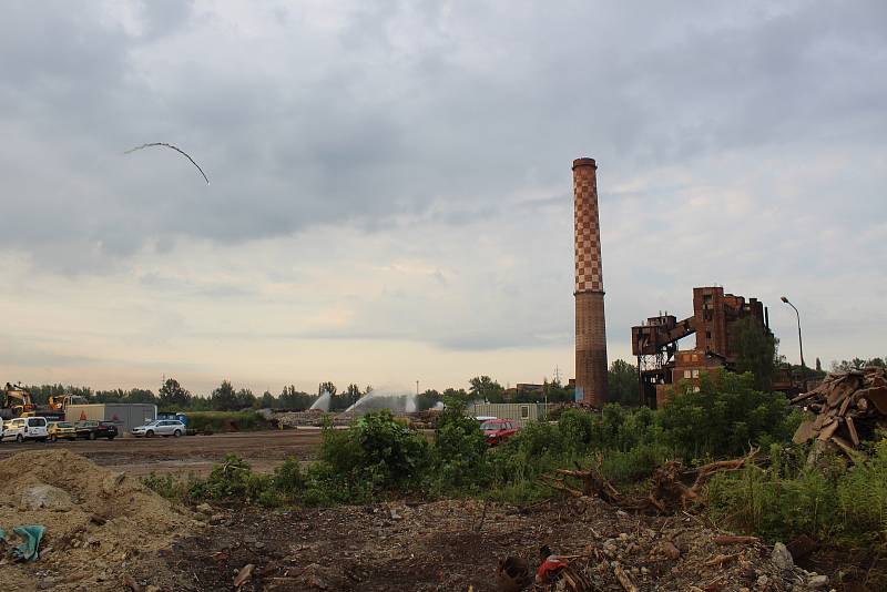 Odstřel komínu Strakáč v areálu Vítkovic v Ostravě, sobota 3. srpna 2019.