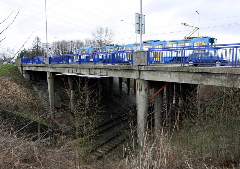 Dva vytížené dvojmosty ze sedmdesátých let minulého století nad Rudnou ulicí a Polaneckou spojkou projdou v příštích letech rozsáhlou rekonstrukcí. 