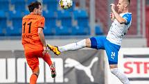 Utkání 14. kola první fotbalové ligy: Baník Ostrava - FK Mladá Boleslav, 29. října 2022, Ostrava. Zleva Jakub Fulnek z Boleslavi a Jan Juroška z Ostravy.