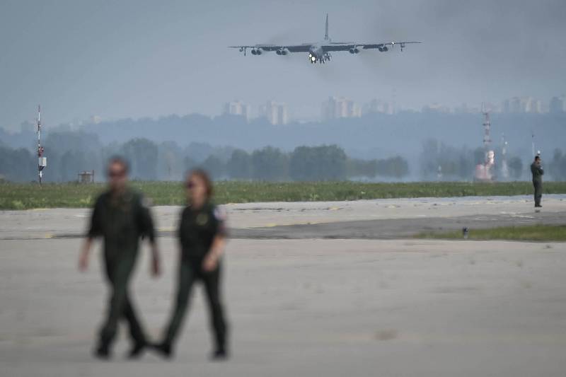 Přílet letadel na letiště Leoše Janáčka, kde se uskuteční Dny NATO, 13. září 2018.