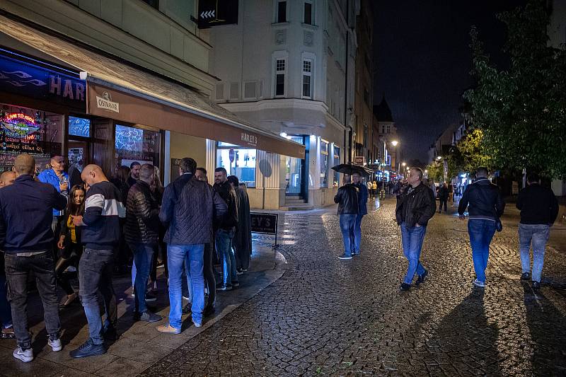 Popíjení alkoholu v Ostravě, ilustrační snímky. Noční a bujarý život se v těchto dnech pochopitelně přenesl z podniků a ulic do domácností. Strážníci tak různé opilecké excesy řeší právě tam, v Moravskoslezském kraji se tak nejčastěji děje v Ostravě.