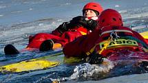 Hasiči absolvují v zimě pravidelný výcvik na zamrzlých vodních plochách.