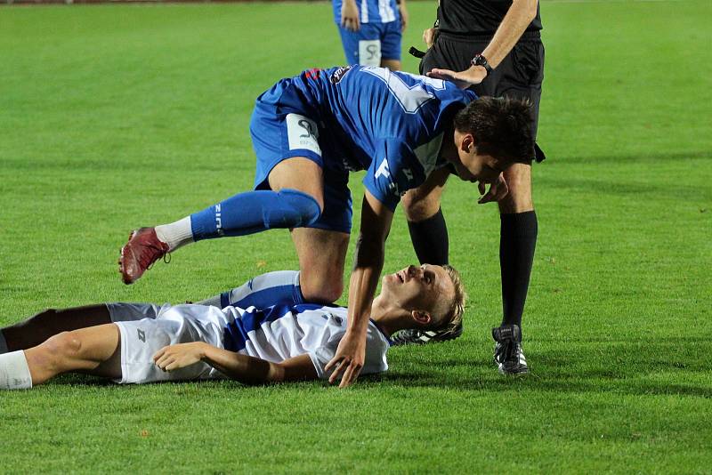 Hráči třetiligového Znojma (v modrém) porazili doma den začátkem znojemského vinobraní celek Frýdku-Mýstku 2:1.