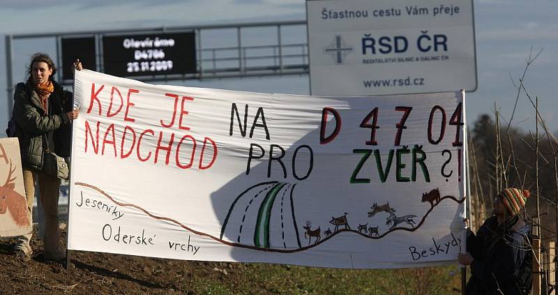 Slavnostní zprovoznění nového úseku ostravské dálnice se neobešlo bez protestů ekologických aktivistů.