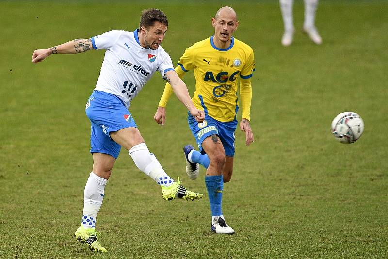 Utkání 21. kola první fotbalové ligy: FC Baník Ostrava – FK Teplice, 27 února 2021 v Ostravě. (zleva) Adam Jánoš z Ostravy a Tomáš Kučera z Teplic