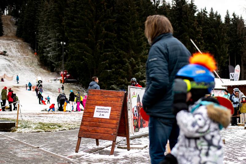 Poslední den otevření sjezdovek. Od 27. prosince musí provozovatelé ukončit provoz lyžařských vleků kvůli vládnímu opatření v souvislosti s pandemií Covid-19. 26. prosince 2020 na Bílé.