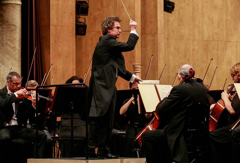 Šéfdirigent Heiko Mathias Förster a Janáčkova filharmonie Ostrava.