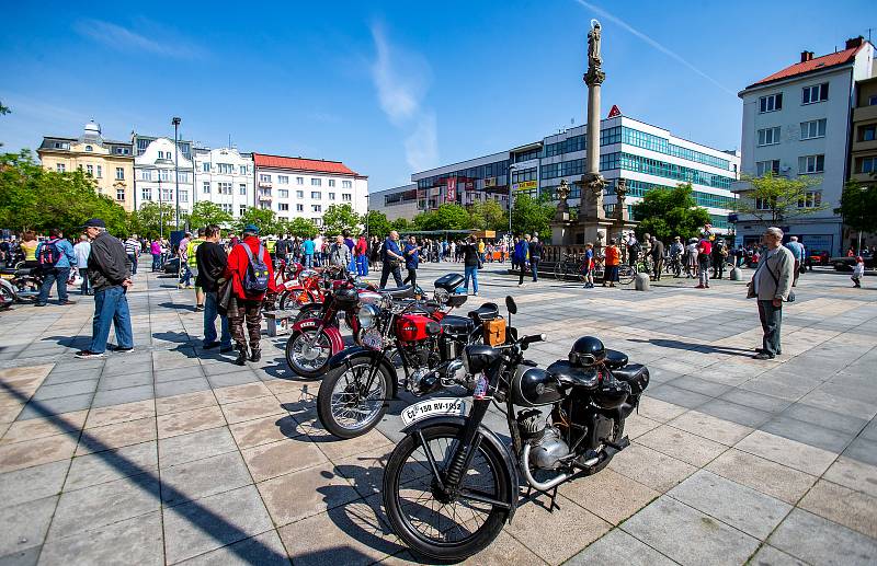 Setkání automobilových veteránů na Masarykově náměstí 25.května 2019 v Ostravě.