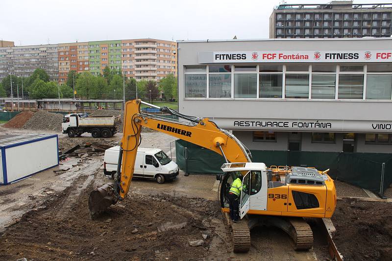 Demolicí původních staveb začala velká rekonstrukce předprostoru obchodního centra na ulici Horní v Ostravě-Jihu. Snímek z konce dubna 2019.