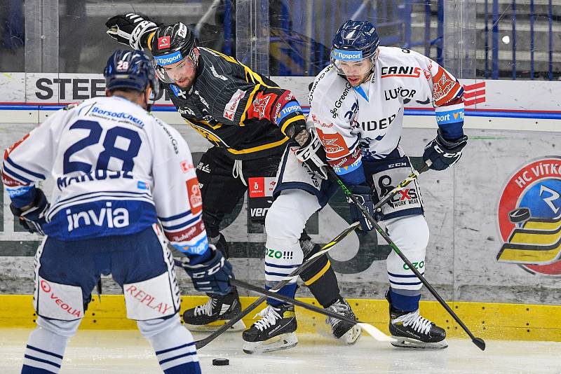 Utkání 40. kola hokejové extraligy: HC Vítkovice Ridera - HC Litvínov, 22. ledna 2023, Ostrava. (zleva) Nicolas Hlava z Litvínova a Willie Raskob z Vítkovic.