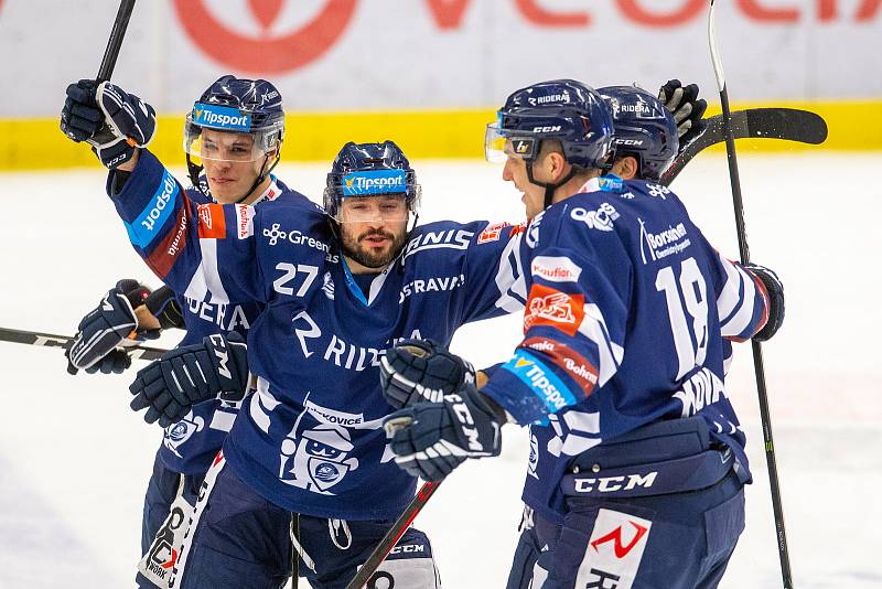 Utkání předkola play off hokejové extraligy - 2. zápas: HC Vítkovice Ridera - HC Olomouc. Rastislav Dej z Vítkovic a Lukáš Kovář z Vítkovic.