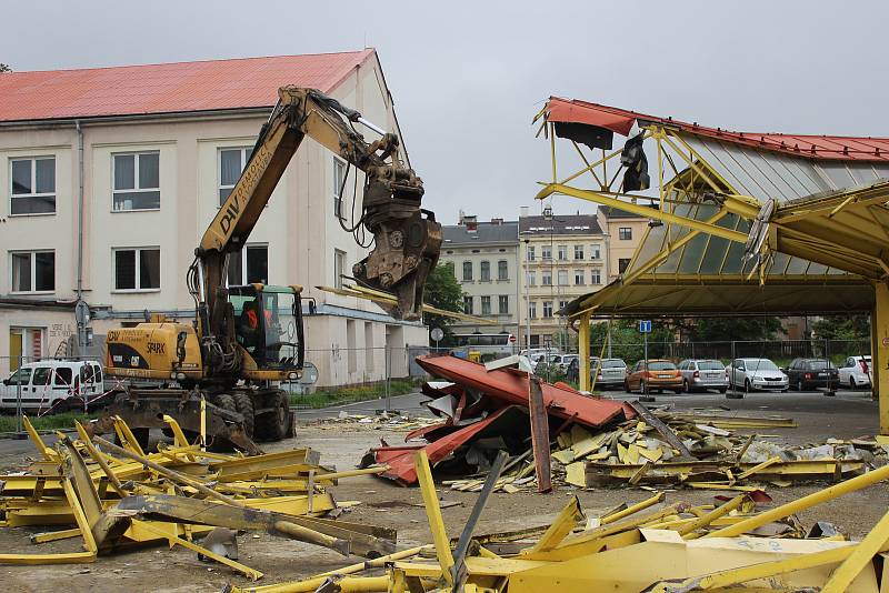 Demolice staré tržnice na Černé louce, 16. května v Ostravě.