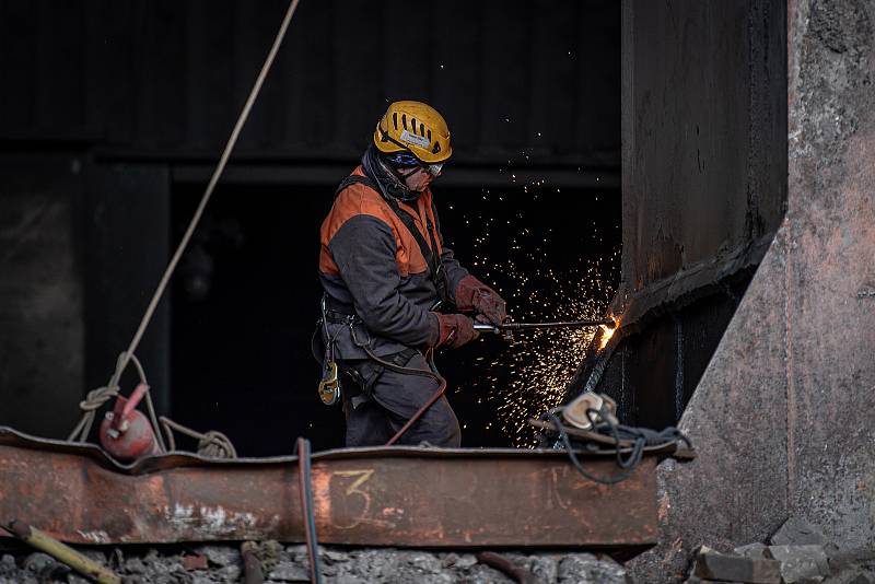 V areálu Vítkovice Steel probíhá demolice uzavřené ocelárny, 26. ledna 2021 v Ostravě.