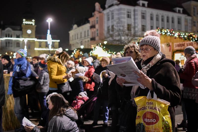 Akce Deníku Česko zpívá koledy na Masarykově náměstí v Ostravě, středa 12. prosince 2018.