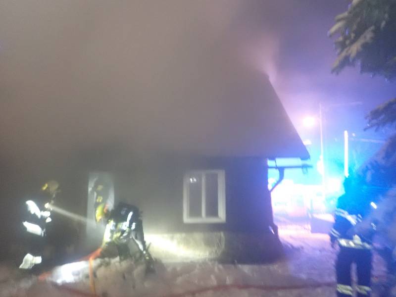 Zásah hasičů u požáru roubenky v Bílé v Beskydech.