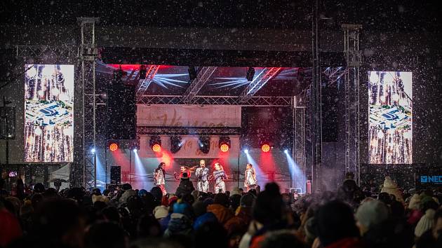 Rozsvícení vánočního stromu na náměstí Ostrava-Jih, 1. prosince 2023 doprovodila vystoupením populární zpěvačka Dara Rollins.