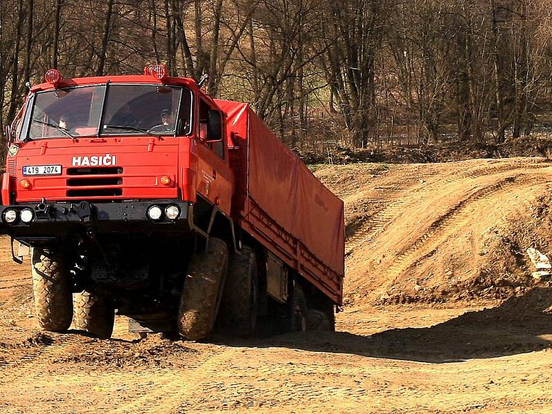 Speciální těžkou techniku představili ve středu záchranáři z hasičského útvaru v Hlučíně. 