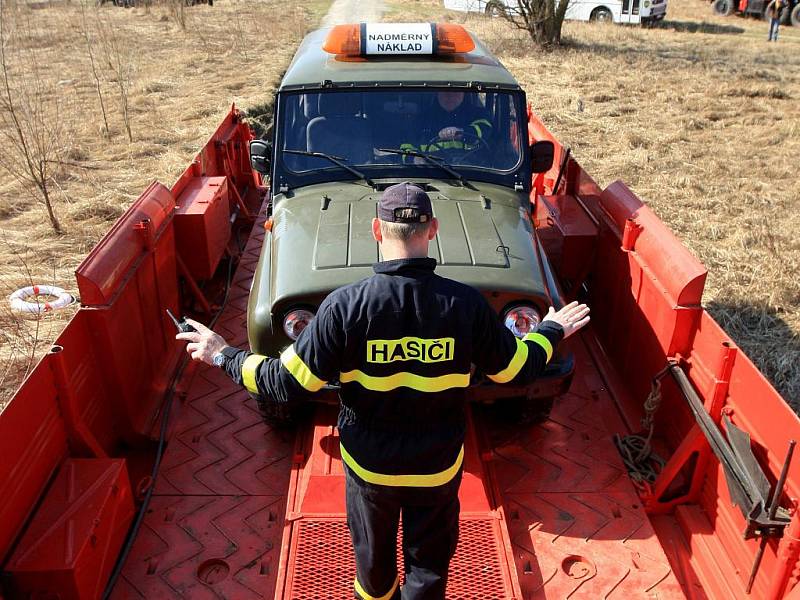 Speciální těžkou techniku představili ve středu záchranáři z hasičského útvaru v Hlučíně. 