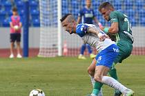 Fotbalisté Baníku Ostrava (v bílém) v generálce proti Karviné.