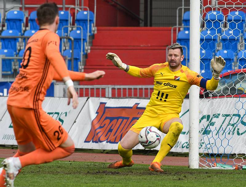 Fotbalisté Baníku Ostrava (v modro-bílém) v duelu 28. kola FORTUNA:LIGY s Mladou Boleslaví (2:1). Kapitán Jan Laštůvka.