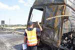Následky požáru dvou nákladních automobilů na dálnici D1 před Ostravou. 
