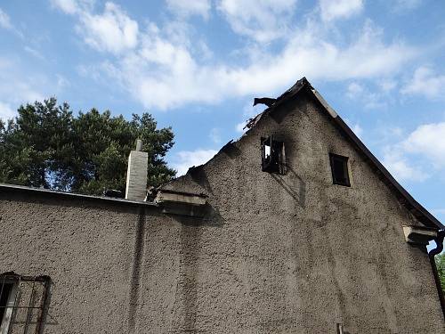 Tři jednotky hasičů zasahovaly v neděli odpoledne v Ostravě-Kunčicích u požáru plechové a lepenkové sedlové střechy rodinného domku.