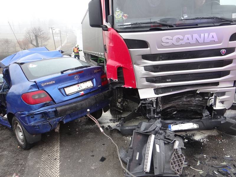 Vážná dopravní nehoda v pátek 8. března zablokovala komunikaci I/11 mezi Ostravou-Porubou a obcí Velká Polom. 