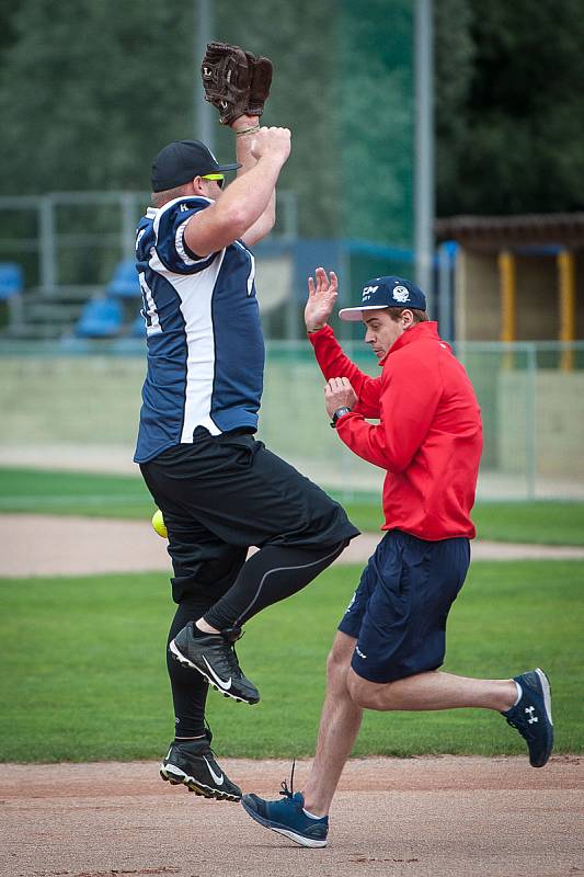 Arrows Fest 2018 v Ostravě-Porubě nabídl exhibiční zápas hokejistů Vítkovic, baseballistů Arrows Ostrava a amerických fotbalistů Steelers Ostrava.