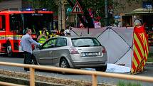 Tragická nehoda na Opavské ulici ze směru z Poruby na centrum. Auto srazilo dívku a starší chodkyni, která zraněním podlehla.