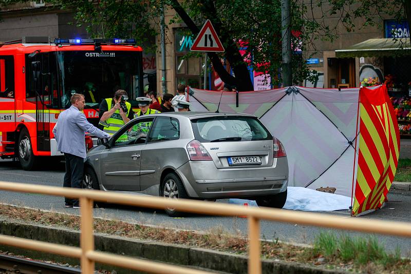 Tragická nehoda na Opavské ulici ze směru z Poruby na centrum. Auto srazilo dívku a starší chodkyni, která zraněním podlehla.