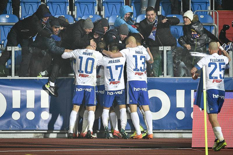 Utkání 4. kola českého fotbalového poháru MOL Cupu: Baník Ostrava - SK Slavia Praha, 30. října 2019 v Ostravě. Na snímku (střed) Dame Diop.